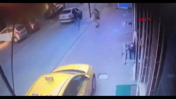 İstanbul Esenyurt'ta yolda yürüyen kadının çantasını çalan kapkaççı kamerada