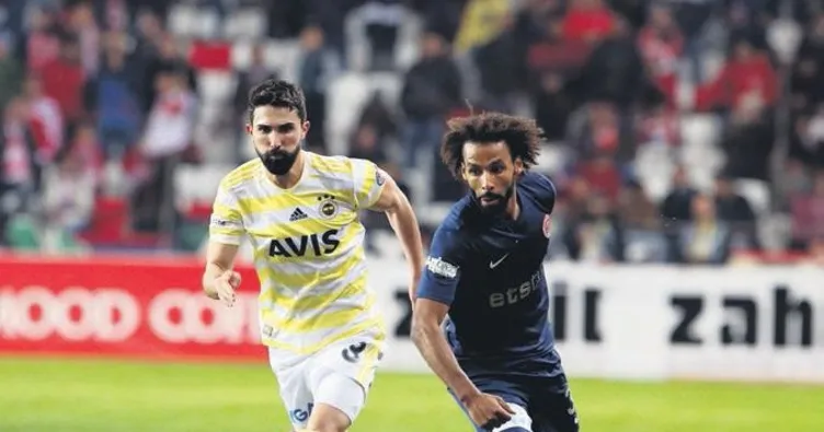 Fenerbahçe’de Şener Özbayraklı’nın yerine Nazım Sangare