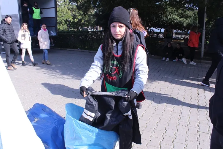 Kahramanmaraş’a gönderilen eşyalar pes dedirtti! Dantelli çamaşır bile var!