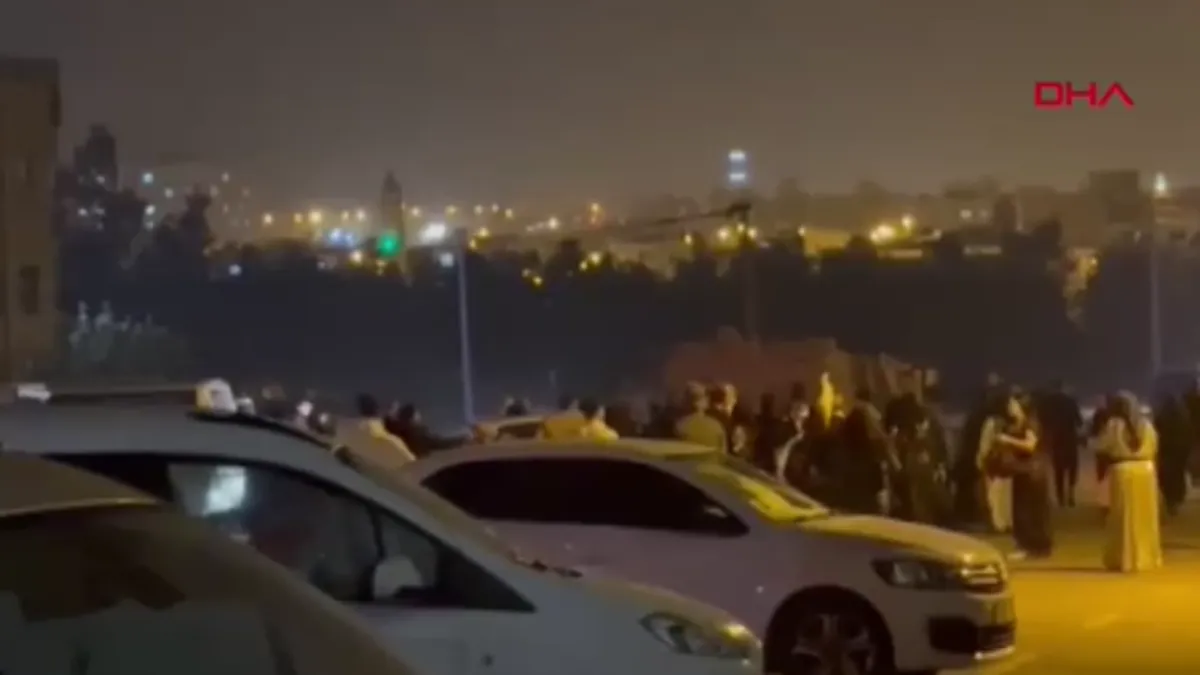 Mardin’de düğün salonu önünde dehşet anları: Bıçakla saldırdılar! 2 yaralı Mardin’de düğün salonu önünde dehşet anları: Bıçakla saldırdılar! 2 yaralı