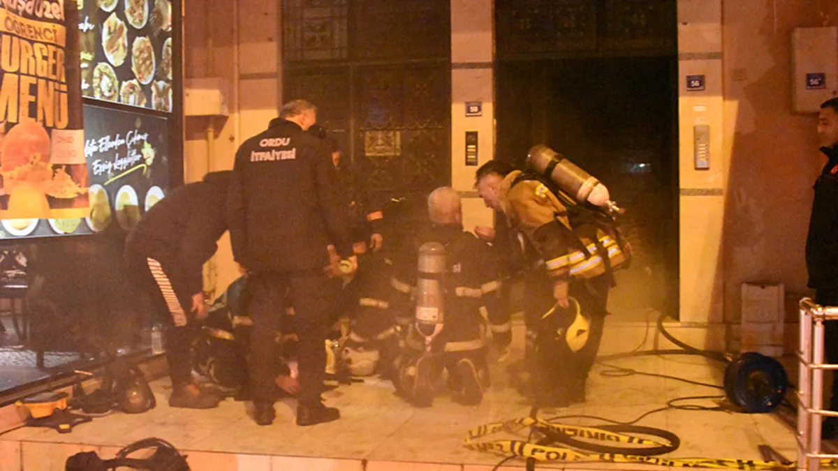 Ordu’da kırtasiye deposunda yangın: 14 kişi itfaiye ekiplerince kurtarıldı Ordu’da kırtasiye deposunda yangın: 14 kişi itfaiye ekiplerince kurtarıldı