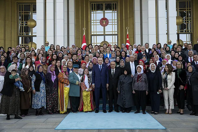 baskan-erdogan-kadin-ciftcilerle-bir-araya-geldi-1666104346019.jpg