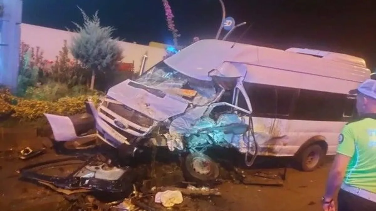 Giresun’da iki minibüs çarpıştı: 1 ölü,1 yaralı Giresun’da iki minibüs çarpıştı: 1 ölü,1 yaralı