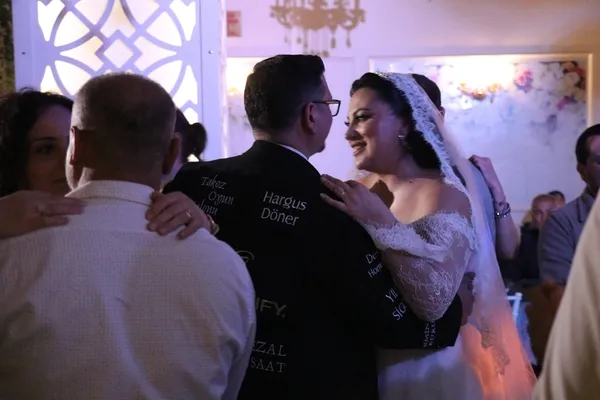 denizlide-hayrete-dusuren-olay-gorenler-bir-daha-bakti-damat-degil-yuruyen-reklam-panosu-1778405730304.jpg
