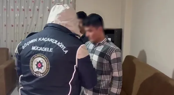 karsta-sahte-kimlikli-gocmenler-yakalandi-1772107622392.jpg