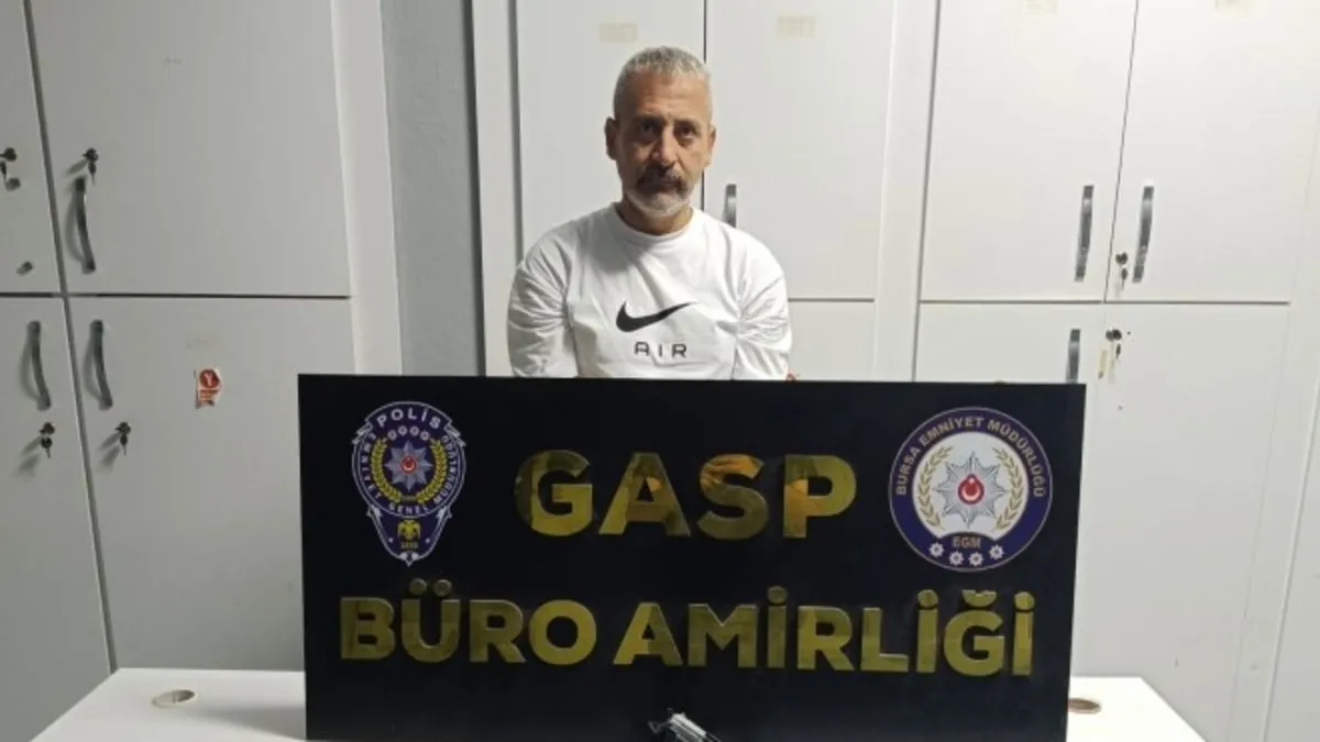 Taksi şoförünün başına silah dayayıp gasp etti