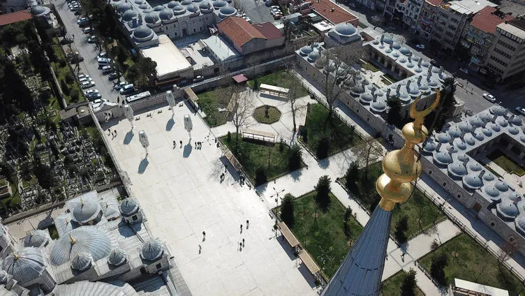 Koronavirüs tedbiriyle cuma namazında camiler bol kaldı