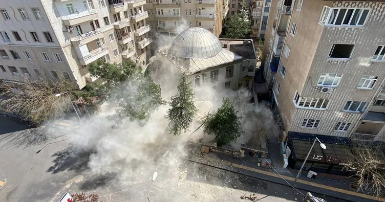 Ağır hasarlı caminin minaresi kontrollü olarak yıkıldı