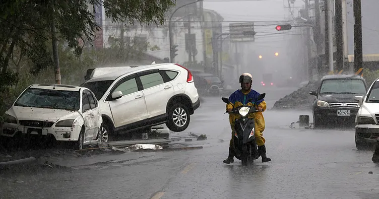Süper Tayfun Ragasa Tayvan’ı vurdu: Hayat durma noktasına geldi! 14 ölü