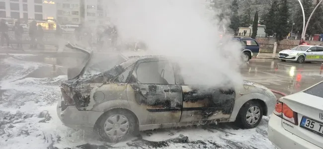 amasyada-seyir-halindeki-otomobil-alev-alev-yandi-1768583365813.jpg