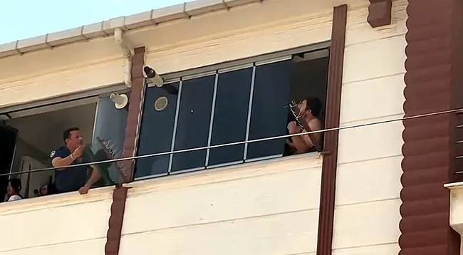 4-aylik-oglunu-pencereden-atmaya-kalkti-film-gibi-kurtarma-operasyonu-1750335330774.jpeg