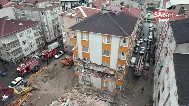 Bahçelievler’de yıkımı yapılan binanın bir kısmında çökme meydana geldi | Video