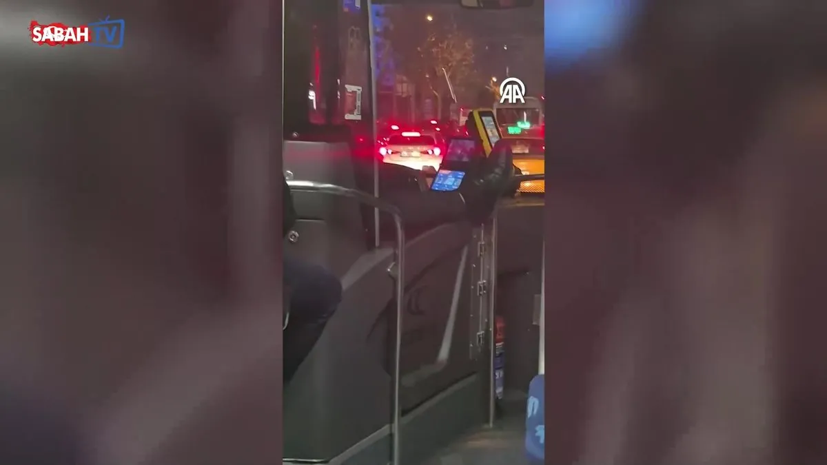 İETT şoförünün ayağını dışarı çıkararak araç kullanması kamerada | Video videosunu izle İETT şoförünün ayağını dışarı çıkararak araç kullanması kamerada | Video videosunu izle