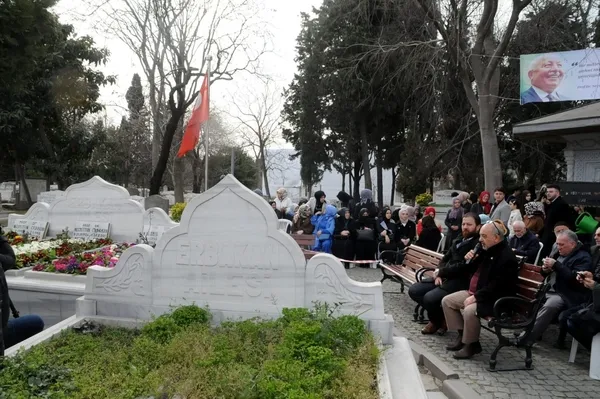eski-basbakan-erbakan-vefatinin-12-yil-donumunde-kabri-basinda-dua-ve-rahmetle-anildi-1677512664758.jpeg