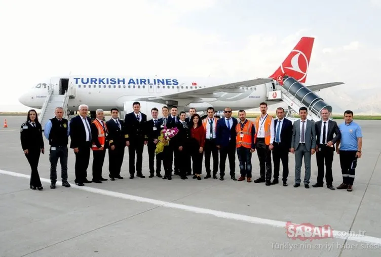 İstanbul Havalimanı’ndan Şırnak’a gelen ilk uçak su tankıyla karşılandı