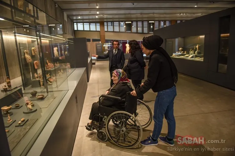 Anadolu’nun hikayesini ş- Sonra süreç nasıl gelişti? - Ödüle aday adayı olduk. Önce bir raportör geldi ve gezip gördüğünde müzeden çok etkilendi. Sonradan öğrendik, farklı tarihlerde başka gizli raportörler de göndermişler. Ardından müjdeli haberi bakanımız duyurdu. Tevfikiye'de, Türkiye'nin küçük bir köyündeyiz ama burada büyük bir iş yapıldı. Yapılan iş doğru olunca kelebek etkisi gibi büyüyor. British Museum bu yıl Troya sergisi açtı. Dünyanın en büyük oyun üreticilerin SEGA, gelecek yıl Troya oyunu çıkaracak. Estirdiğimiz rüzgarla Troya'yı dünyaya yeni bir hikaye ile anlattık. - Müzenin dikkat çekmesi Troya'dan kaçırılan eserlerin Türkiye'ye dönmesi girişimlerimizi güçlendirir mi? - Burada en sık duyduğum soru 