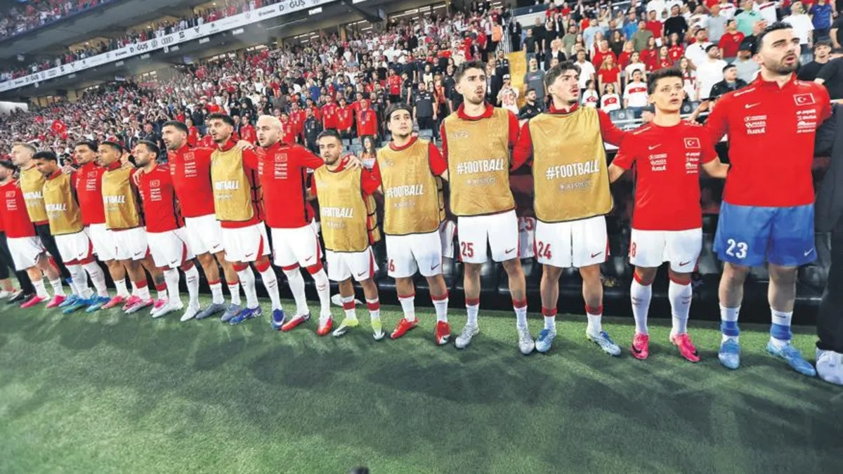 Milli Takım futbolcuları sahada mücadele ederken