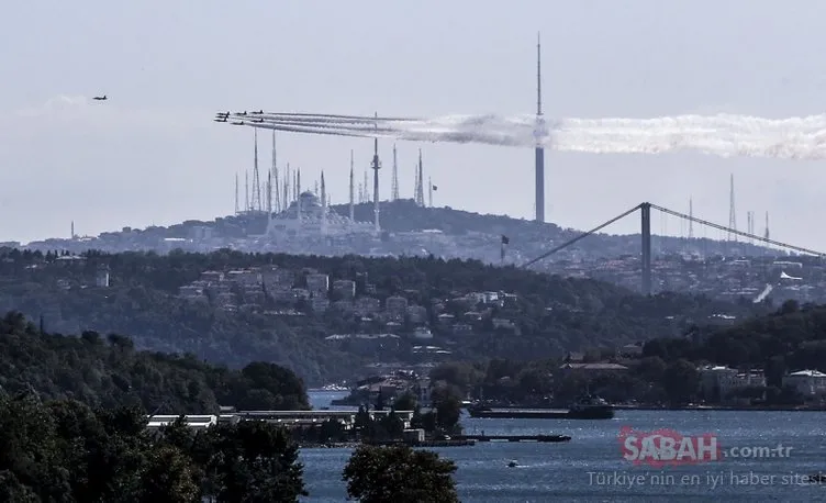 Türk Yıldızları’ndan İstanbul Boğazı’nda nefes kesen gösteri