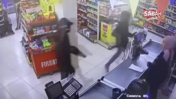 Pompalı tüfekle markete giren gaspçıları paspasla kovaladı: O anlar kamerada | Video