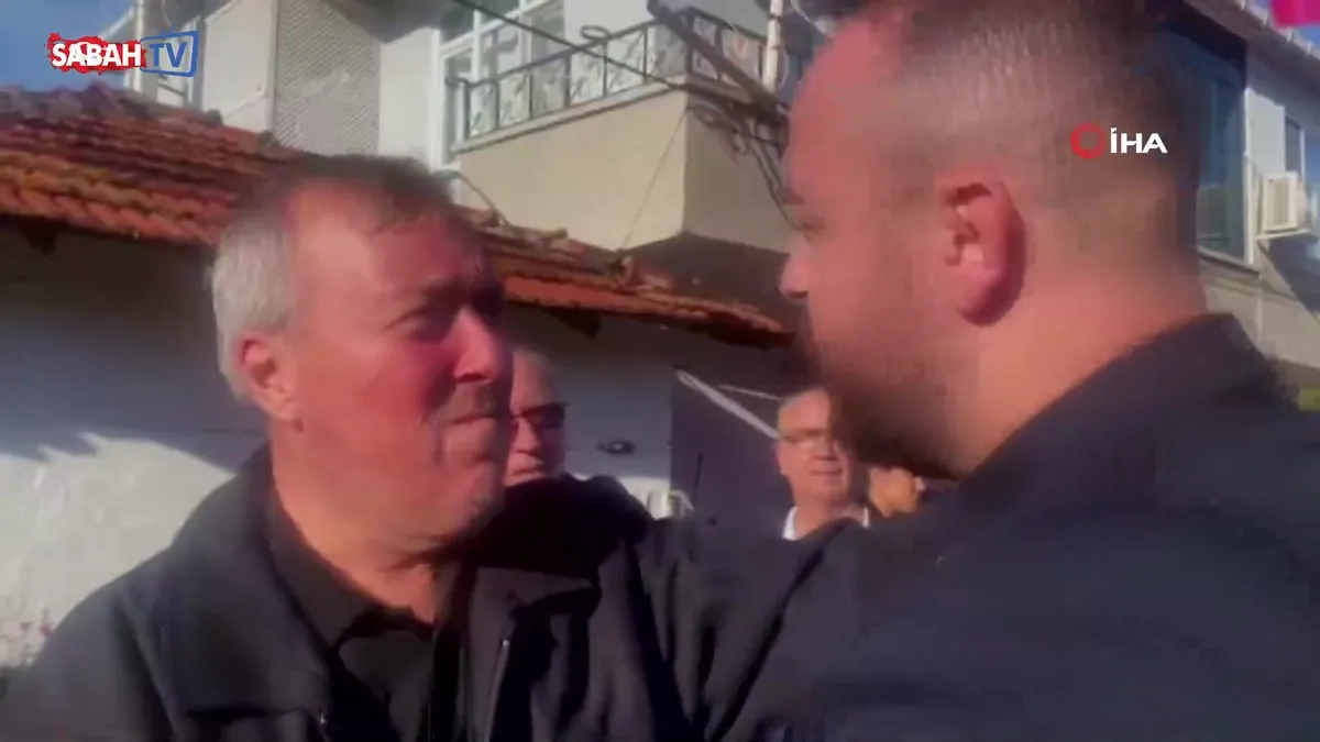 Şehit babası MHP’li başkana sarılıp “Beni Devlet Bahçeli’ye götürün” dedi. videosunu izle Şehit babası MHP’li başkana sarılıp “Beni Devlet Bahçeli’ye götürün” dedi. videosunu izle