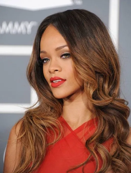 Rihanna kırmızı halıyı yaktı