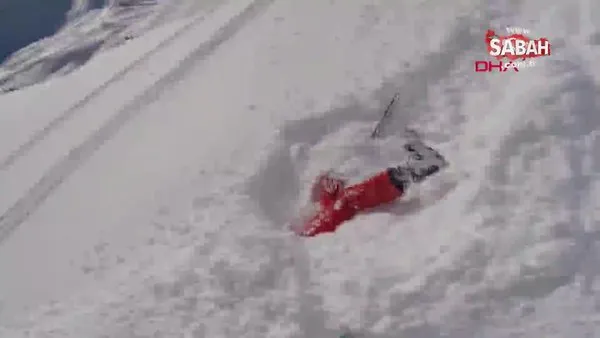 Karda dizlerine kadar baş aşağı gömülü kadını böyle kurtardı | Video