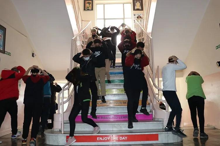 Çocuklara deprem nasıl anlatılmalı? İşte uzmanlardan ailelere tavsiyeler