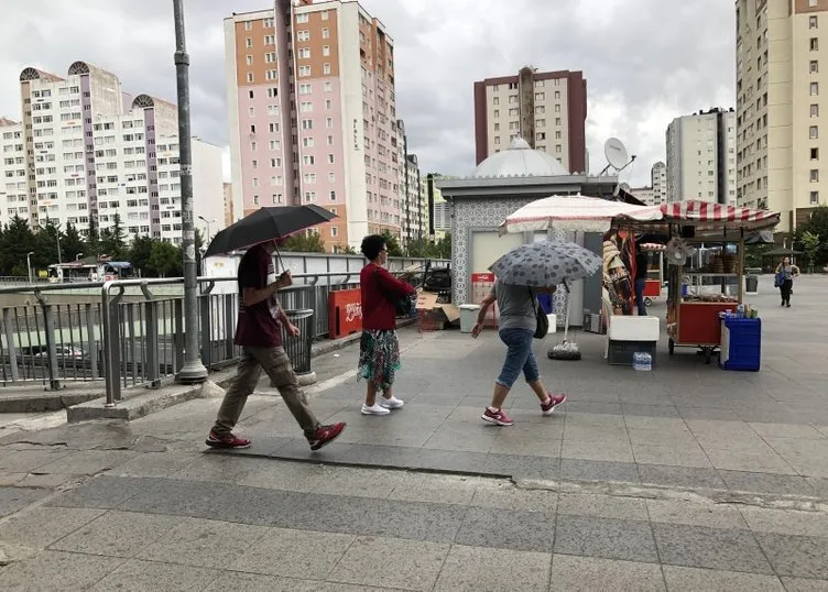 İstanbul'da yolları su bastı; tramvay seferi durdu