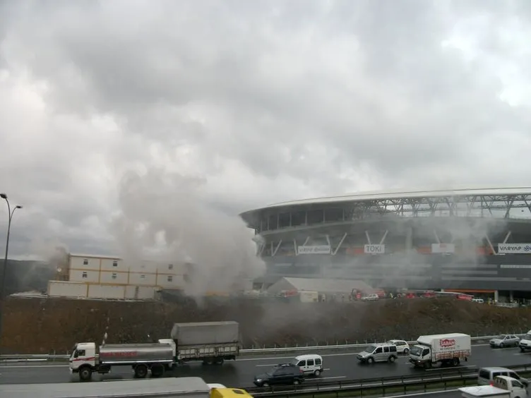 Türk Telekom Arena’da barakalar yandı