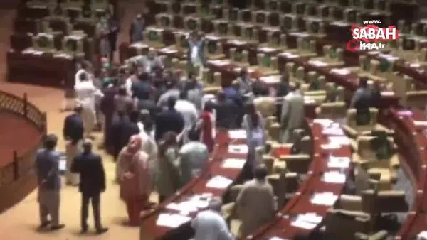 Pakistan meclisinde milletvekilleri birbirine girdi | Video