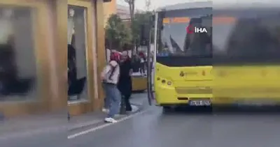Bıçakla İETT otobüsü şoförüne saldıran motosiklet sürücüsü kamerada