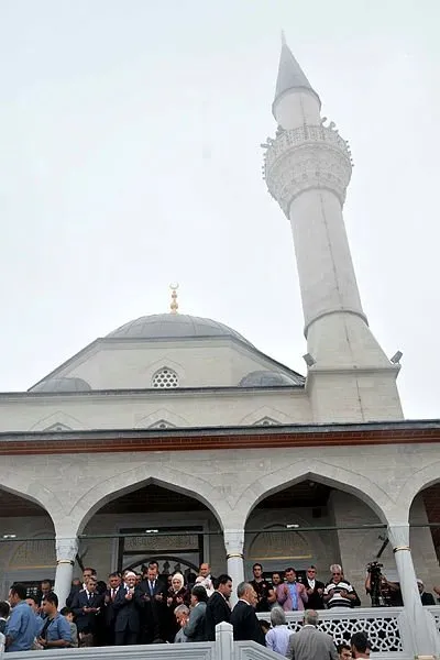 Cumhurbaşkanı Erdoğan’ın isteği üzerine inşaa edilen Kıbledağ Camii ziyaretçi akınına uğruyor