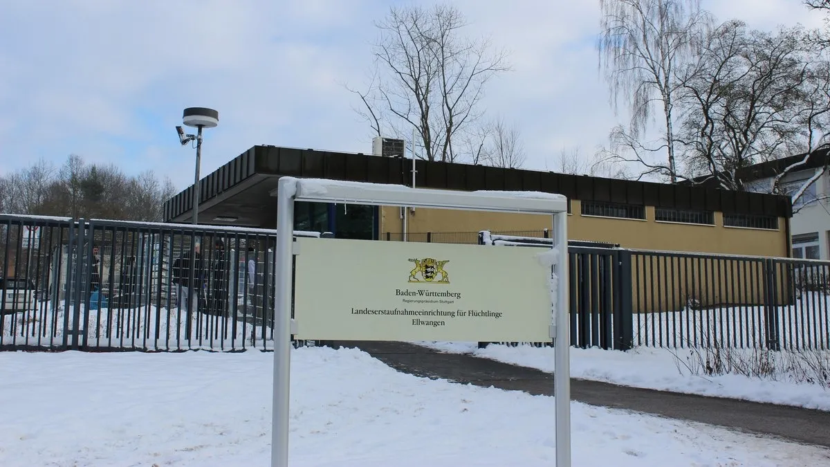 Mülteci yurduna saldırı engellendi