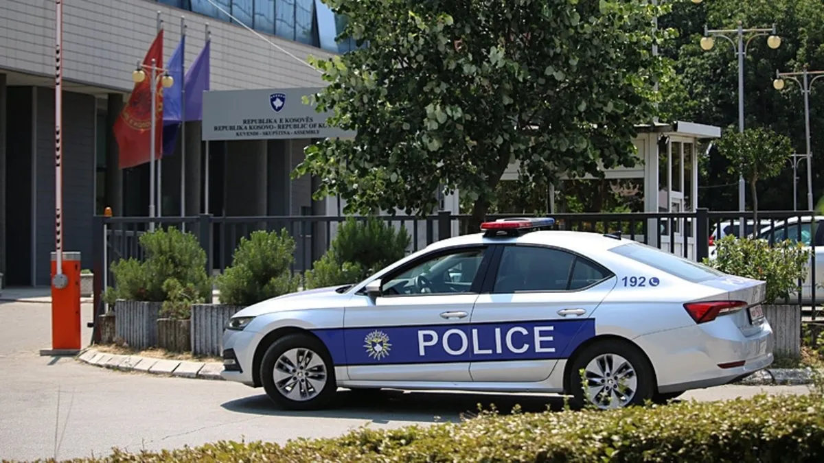 Kosova Meclisi'nde bomba paniği! Bina boşaltıldı