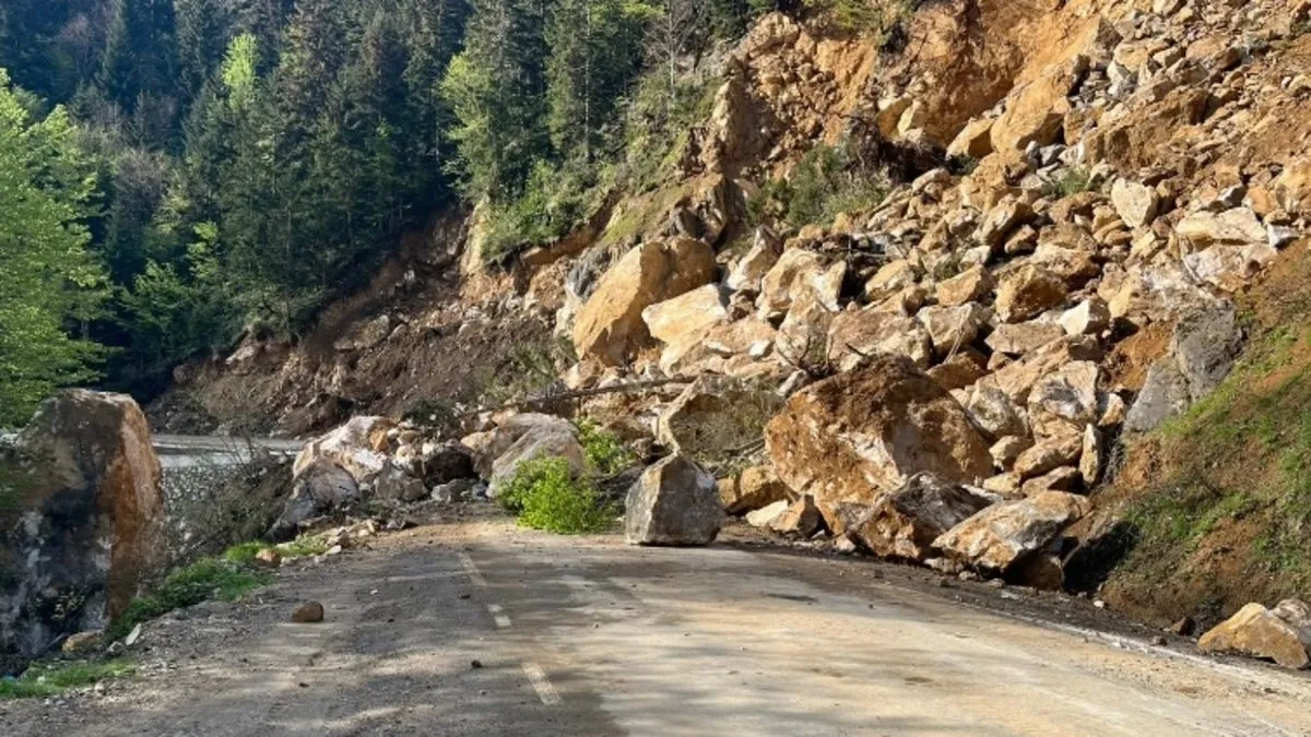 Giresun'da heyelan! Dev kayalar Pınarlar-Yavuzkemal kara yolu ulaşıma kapattı