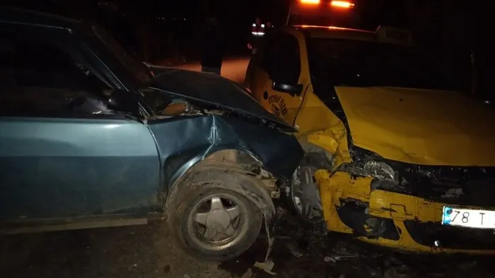 Otomobil ile ticari taksi çarpıştı: 4 yaralı