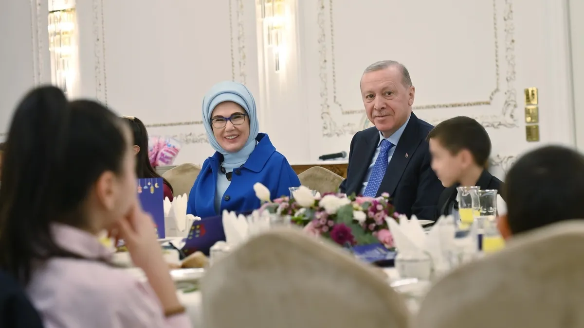 Başkan Erdoğan devlet himayesindeki çocuklarla iftarda buluştu Başkan Erdoğan devlet himayesindeki çocuklarla iftarda buluştu