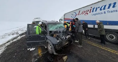 Önündeki TIR'ı sollayan araç karşıdan gelen TIR'a çarptı: Kazada 2 kişi yaralandı #ardahan