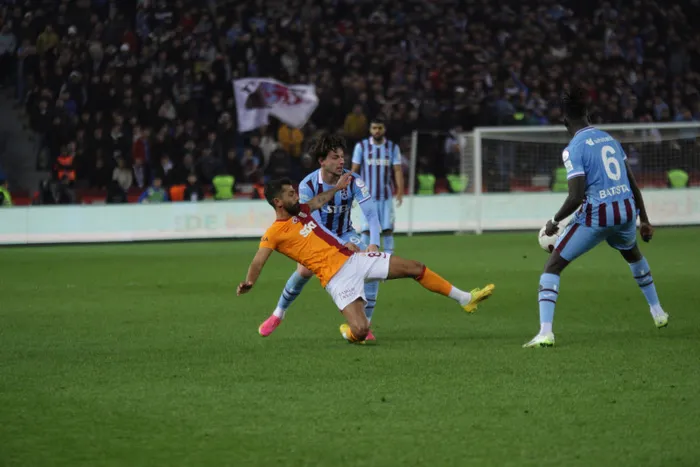 son-dakika-haberi-dev-derbide-kazanan-galatasaray-trabzonspor-farkli-maglup-yenildi-1705859765974.jpg