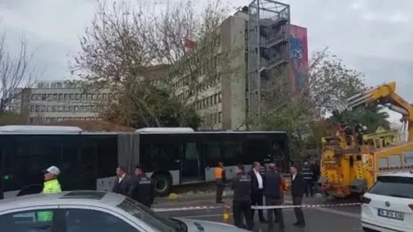İstanbul Kadıköy'de metrobüs duvara çarptı! Olay yerinden görüntüler...