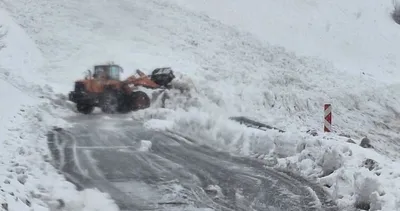 Şırnak-Hakkari karayoluna çığ düştü: Kapalı yolu kullanan yolcu otobüsü mahsur kaldı #hakkari