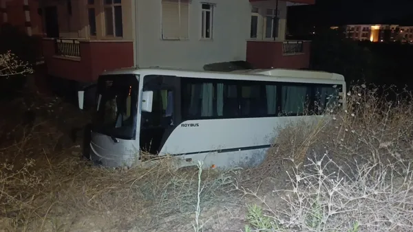 antalyada-feci-kaza-midibus-ile-otomobil-carpisti-yaralilar-var-1784110181407.jpg