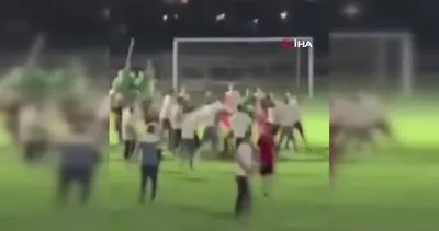 Gaziantep’te hakeme bayrak direği ile saldırı kamerada!