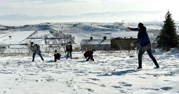Milli Eğitim Bakanı Selçuk, öğrencilerle kar topu oynadı
