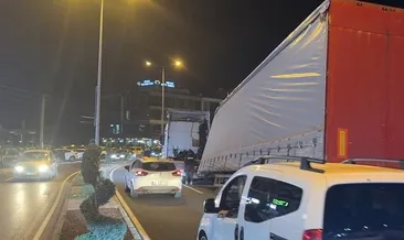 Tırın kafasından ayrılan dorse yola devrildi: 3 araç kıl payı kurtuldu #duzce