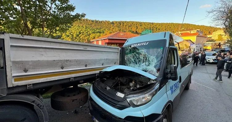 Maltepe’de yolcu minibüsü TIR’a çarptı: 8 kişi yaralandı!