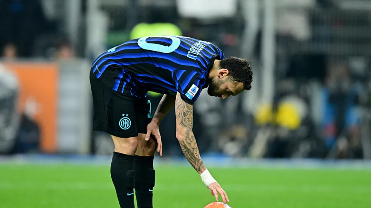 Hakan Çalhanoğlu derbide kabusu yaşadı! Milan, Inter’i tek golle geçti… Hakan Çalhanoğlu derbide kabusu yaşadı! Milan, Inter’i tek golle geçti…
