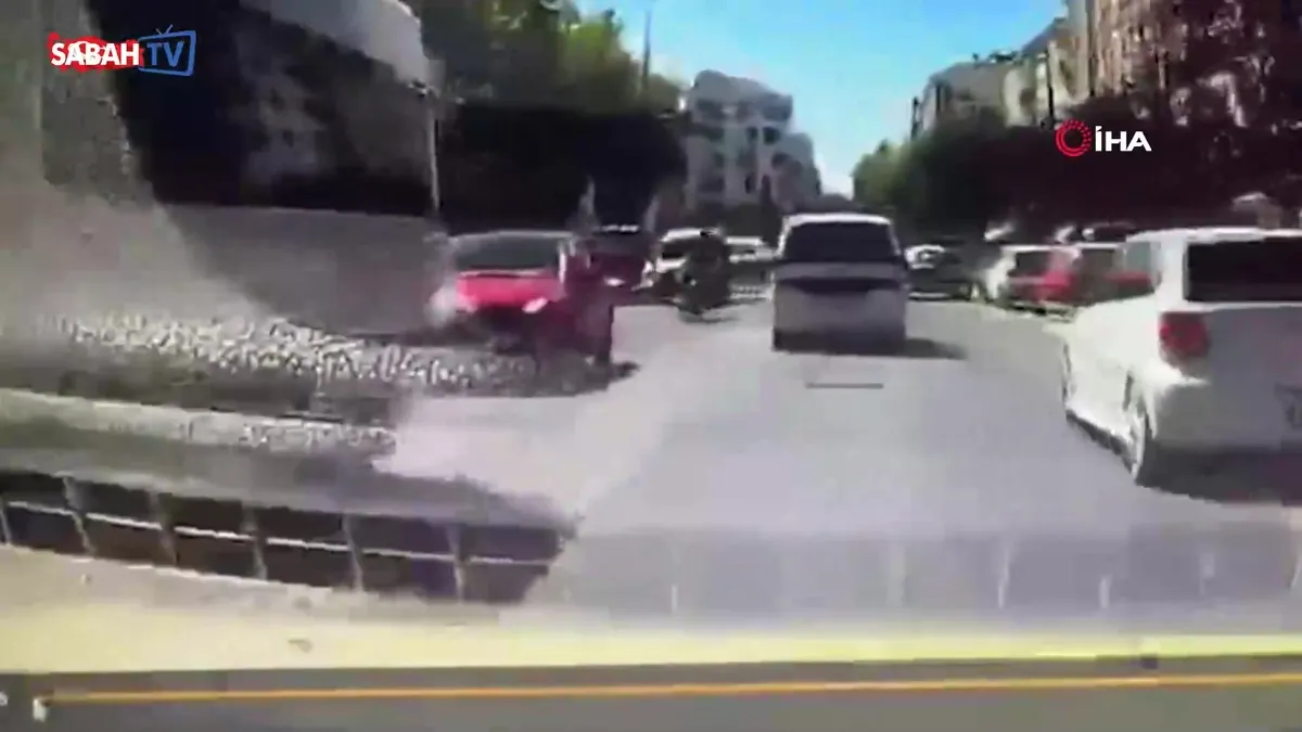 İki şeridin arasına daldı, iki araca çarptı: Feci kaza kamerada videosunu izle İki şeridin arasına daldı, iki araca çarptı: Feci kaza kamerada videosunu izle