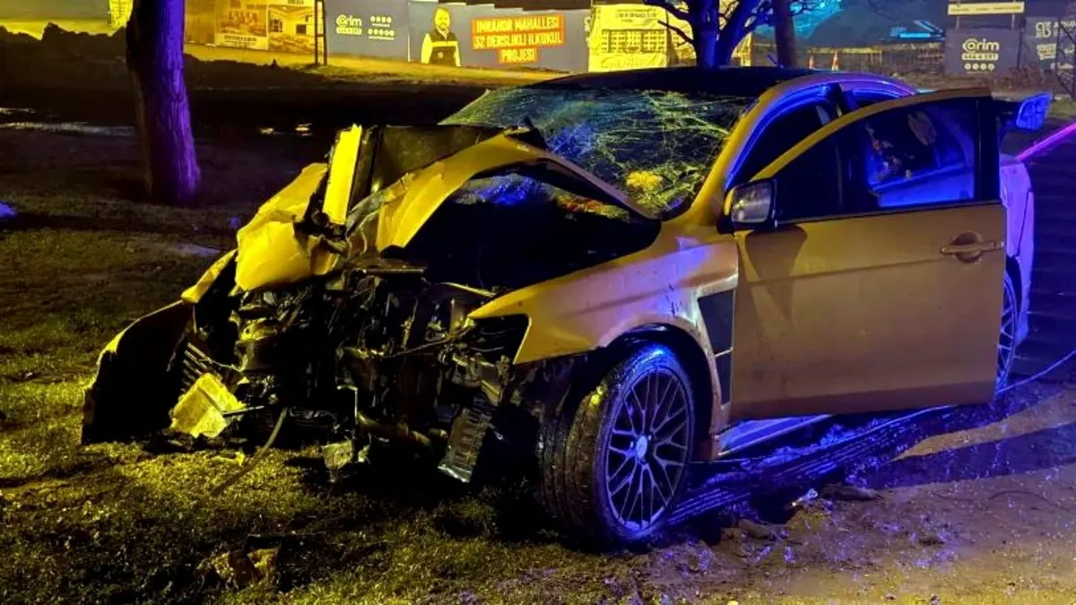 Otomobil kontrolden çıkıp elektrik direğine çarptı: 5 kişi yaralandı Otomobil kontrolden çıkıp elektrik direğine çarptı: 5 kişi yaralandı