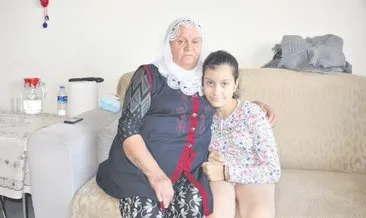 Torunu yürüyebilsin diye çöp topluyor